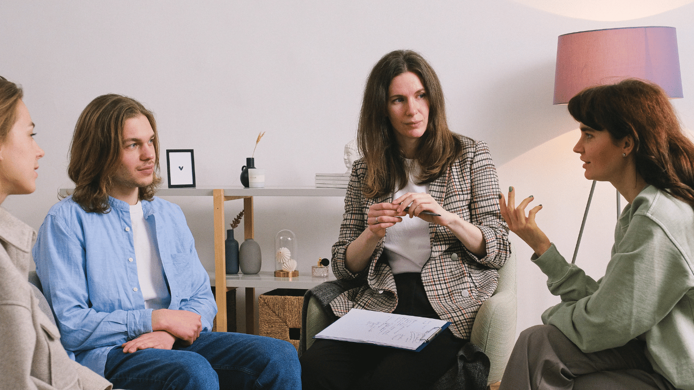 A woman facilitation group therapy